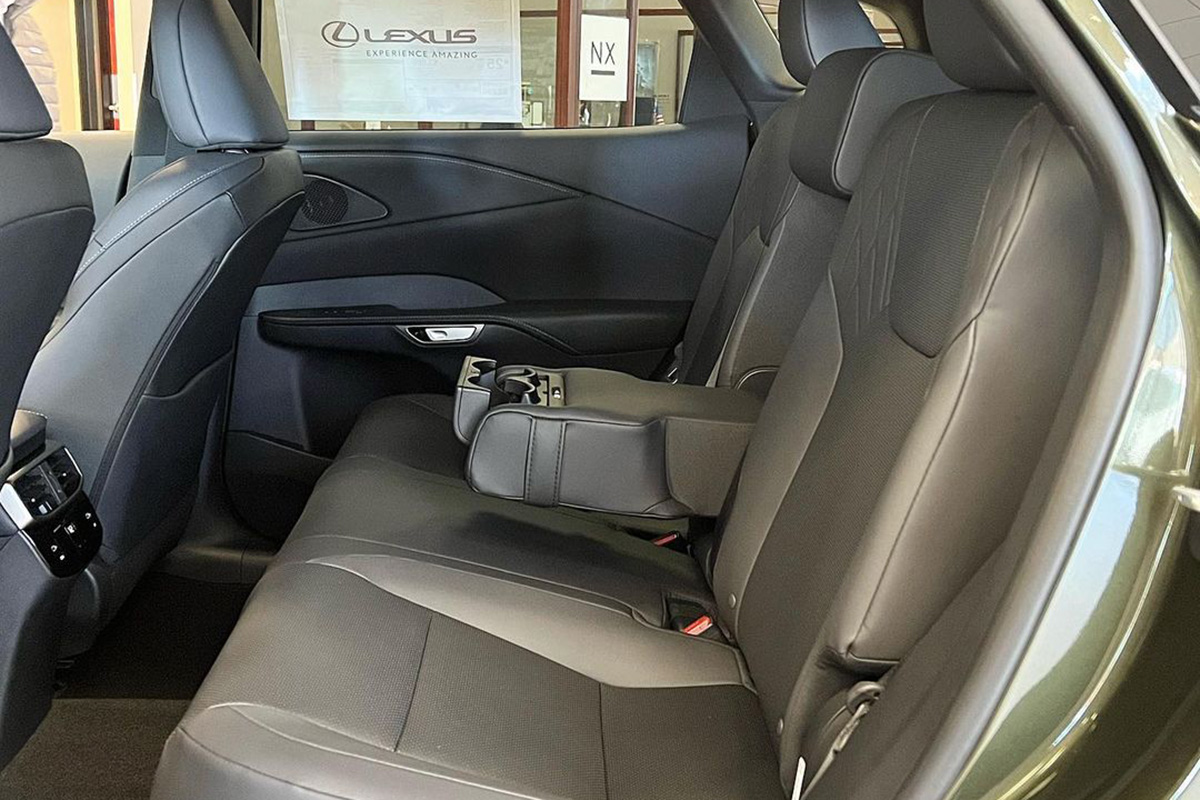 Hàng ghế sau Lexus RX 2023 rộng rãi và thỏa mái